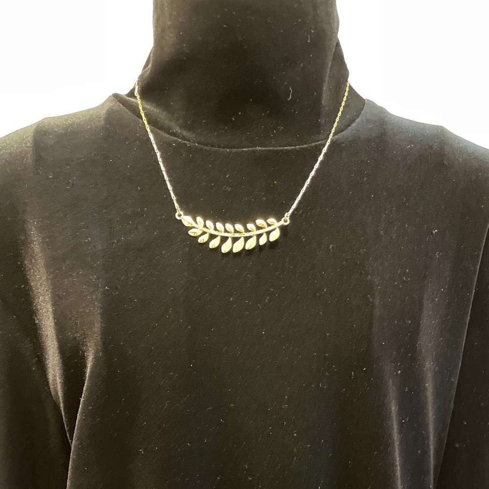 Leaf necklace with rhinestones